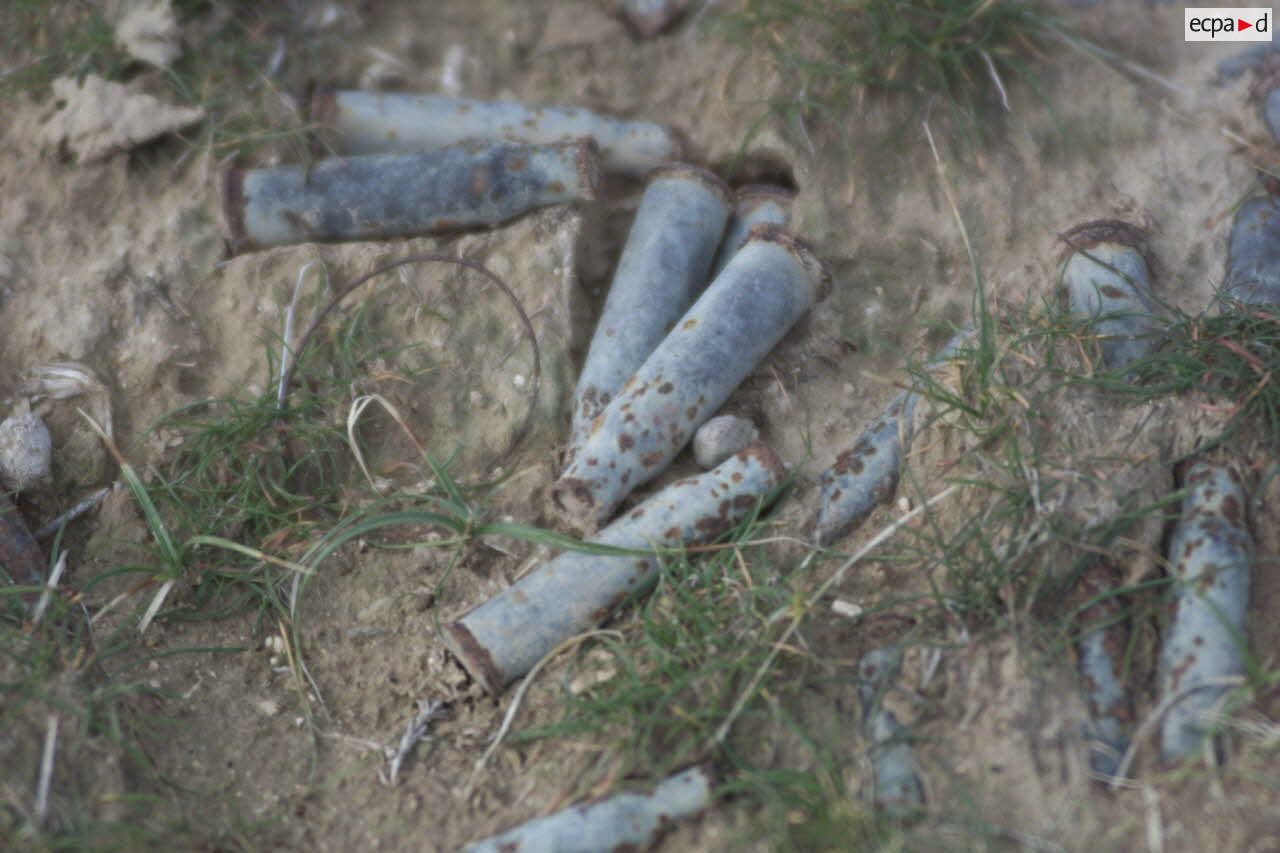 Détail de sous-munitions abandonnées par l'armée soviétique sur l'aéroport de Mazar e Charif.