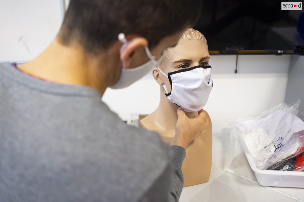 Un ingénieur du centre technique maîtrise nucléaire, radiologique, bactériologique et chimique (NRBC) de la direction générale de l'armement (DGA) mène un test technique sur un masque chirurgical.