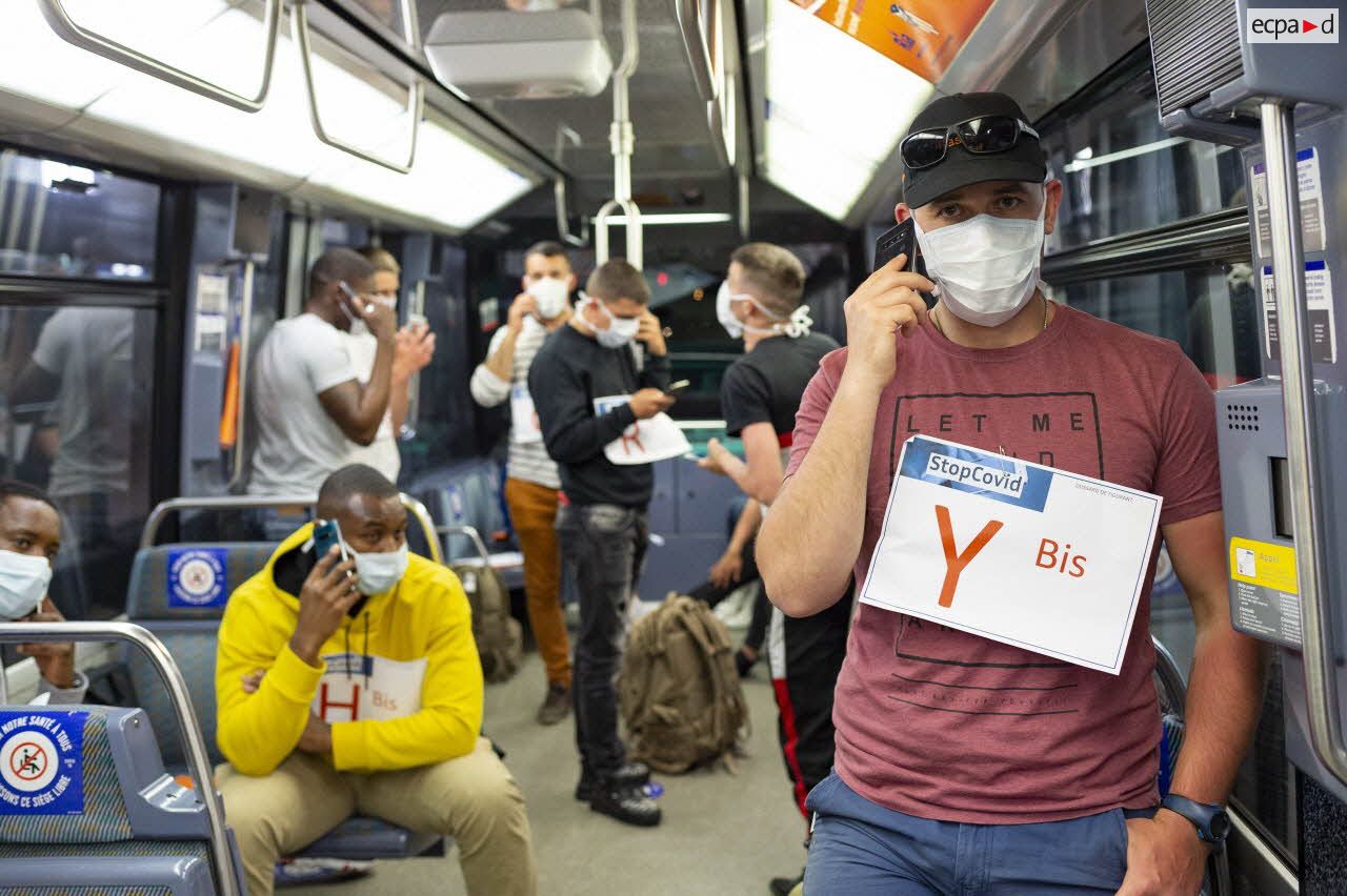 Des militaires participent à l'expérimentation de l'application StopCovid développée par l'institut national de recherche en informatique et en automatique (INRIA) au sein d'une rame de métro, à Paris.