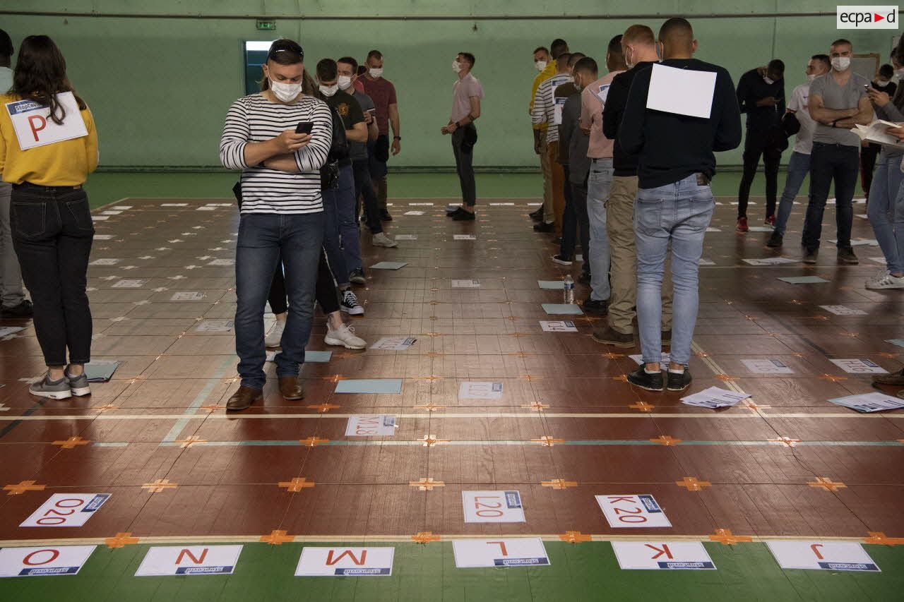 Des militaires participent à l'expérimentation de l'application StopCovid au sein du gymnase de l'institut national de recherche en informatique et en automatique (INRIA), à Rocquencourt.