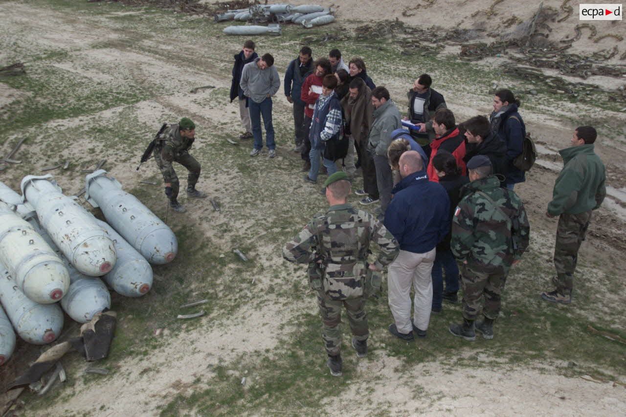 Formation sur le terrain sur les dangers des munitions soviétiques présents sur le site (bombes) au profit de membres d'ONG par un légionnaire de l'EOD (élément opérationnel de déminage et de dépollution) du 1er REG (régiment étranger du génie).