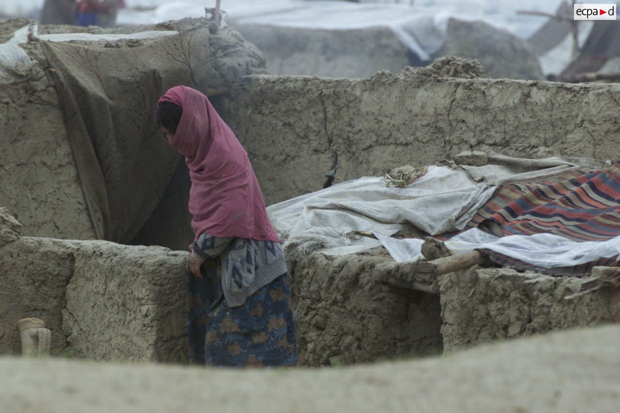 Camp de réfugiés afghans à Mazar e Charif. Portrait d'une femme dans le dénuement du camp.