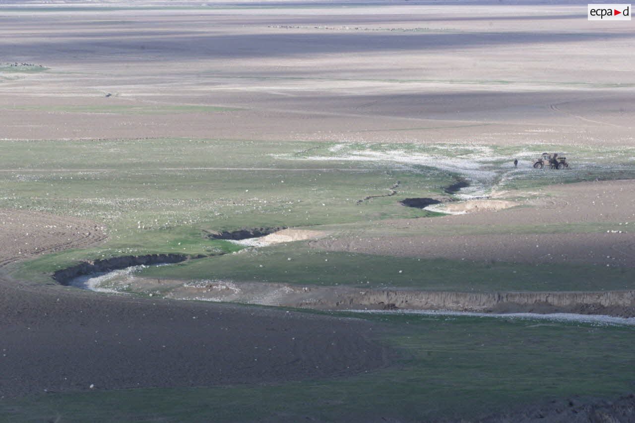 Marsouins en reconnaissance au pied d'un VLRA.