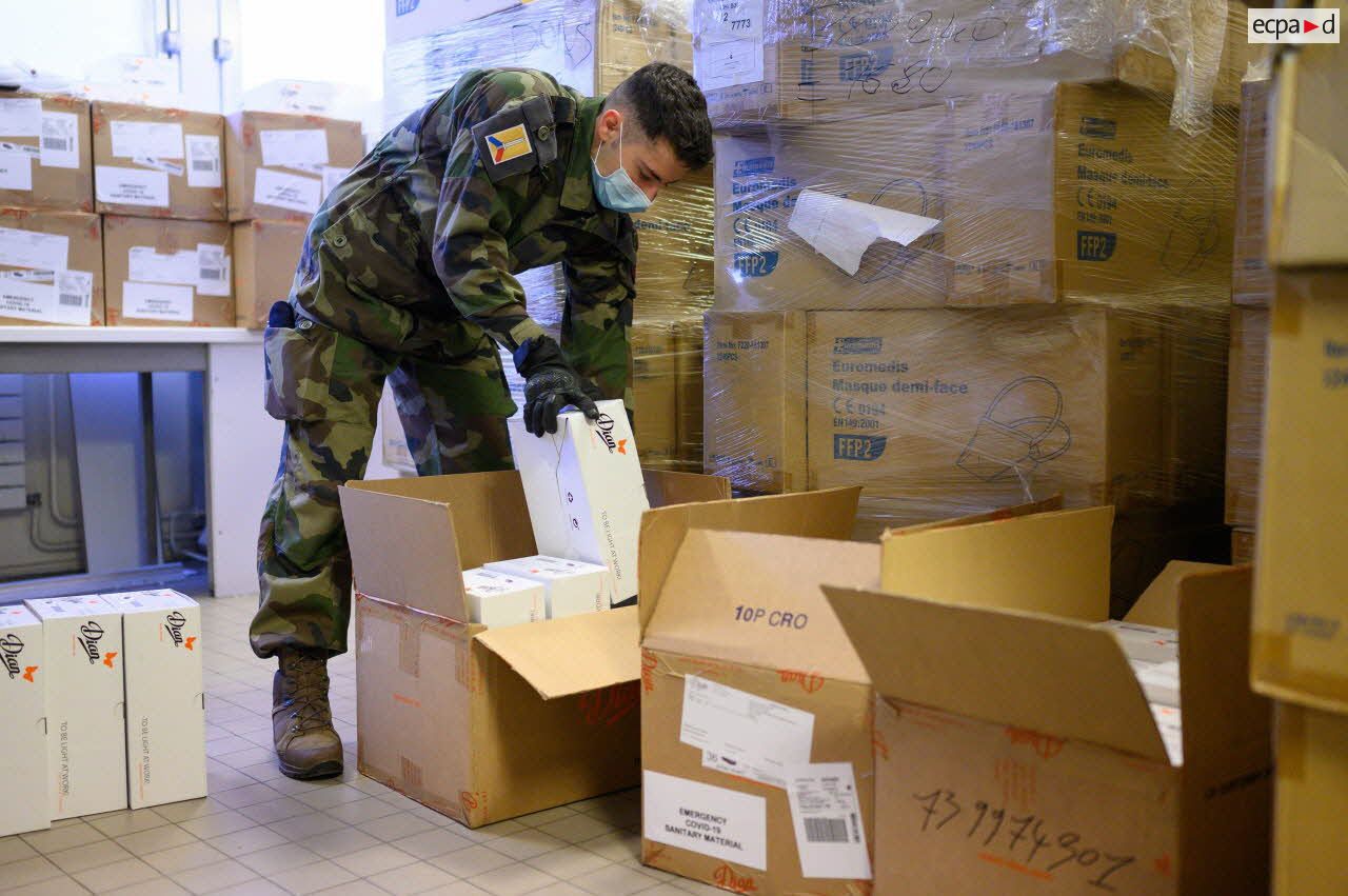 Un soldat du 24e régiment d'infanterie (24e RI) prépare des cartons de matériel médical à destination du personnel soignant de l'hôpital Saint-Antoine à Paris.