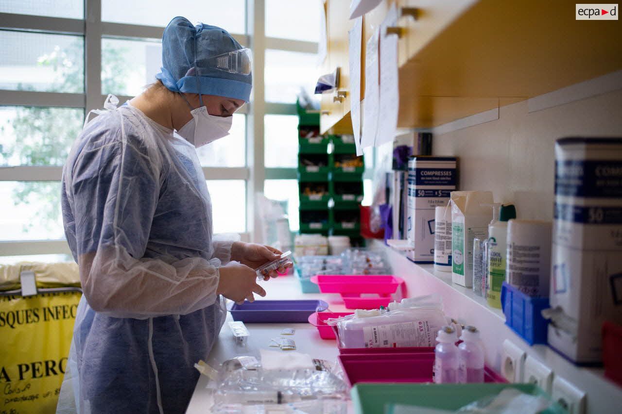 Une étudiante infirmière de l'école du personnel paramédical des armées (EPPA) prépare des lots de médicaments à l'hôpital d'instruction des armées (HIA) Percy, à Clamart.