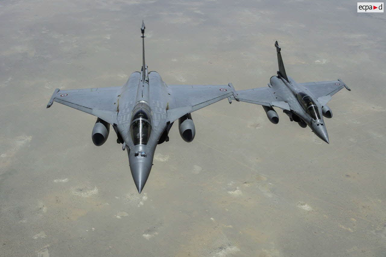 Ravitaillement en vol d'avions Rafale au-dessus du Niger.