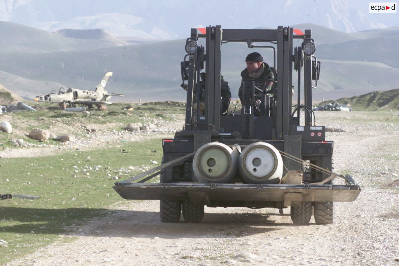 Dépollution de la zone de l'aéroport de Mazar e Charif de munitions soviétiques par l'EOD (élément opérationnel de déminage et de dépollution) du 1er REG (régiment étranger du génie). Manutention et levage de bombes de 500 kg.