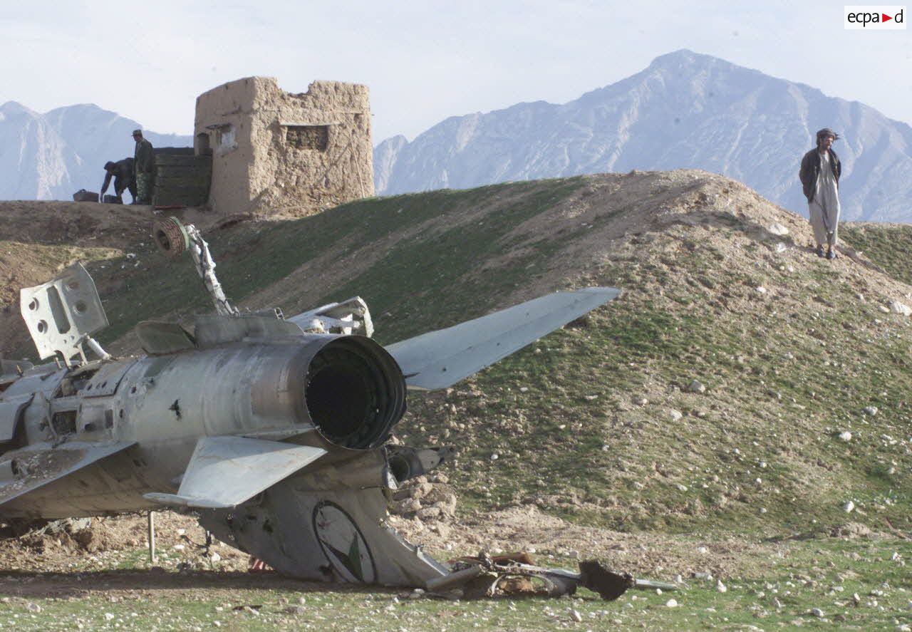 Dépollution de la zone de l'aéroport de Mazar e Charif de munitions soviétiques par l'EOD (élément opérationnel de déminage et de dépollution) du 1er REG (régiment étranger du génie). Observation des opérations par les Afghans chargés de la surveillance de l'aéroport.