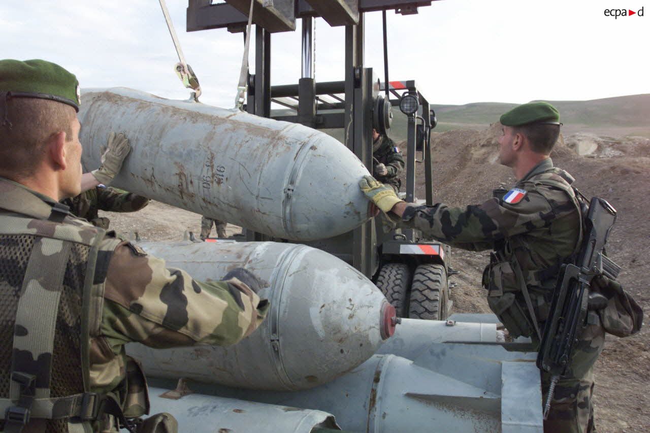 Dépollution de la zone de l'aéroport de Mazar e Charif de munitions soviétiques par l'EOD (élément opérationnel de déminage et de dépollution) du 1er REG (régiment étranger du génie). Manutention et levage de bombes de 500 kg.