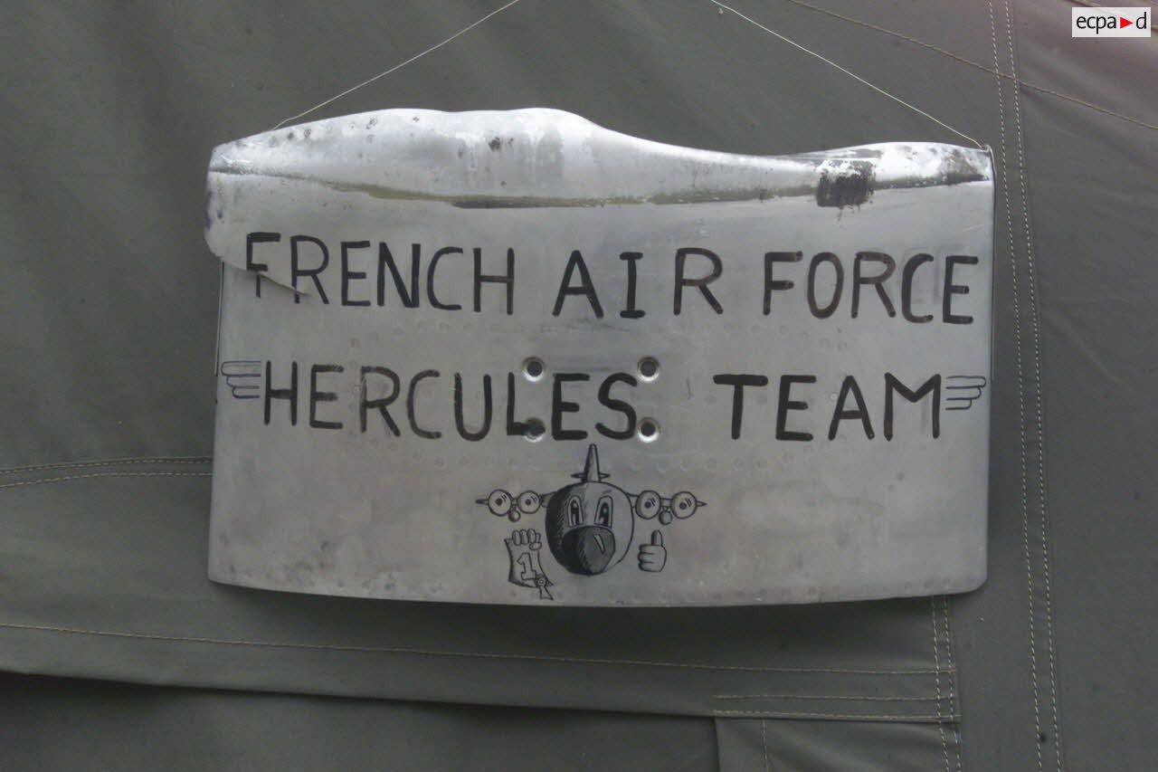 Panneau "French air force - Hercules Team" du GTO à l'aéroport de Douchanbé.