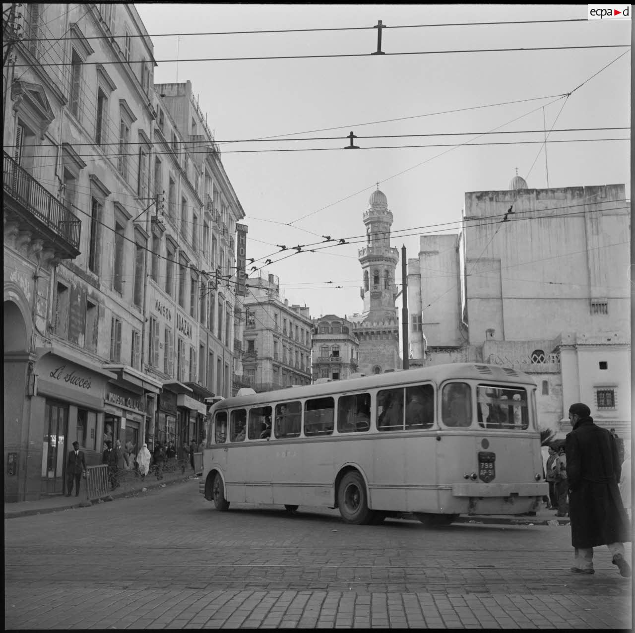 Vue d'une rue du quartier de la place du Gouvernement, Alger.