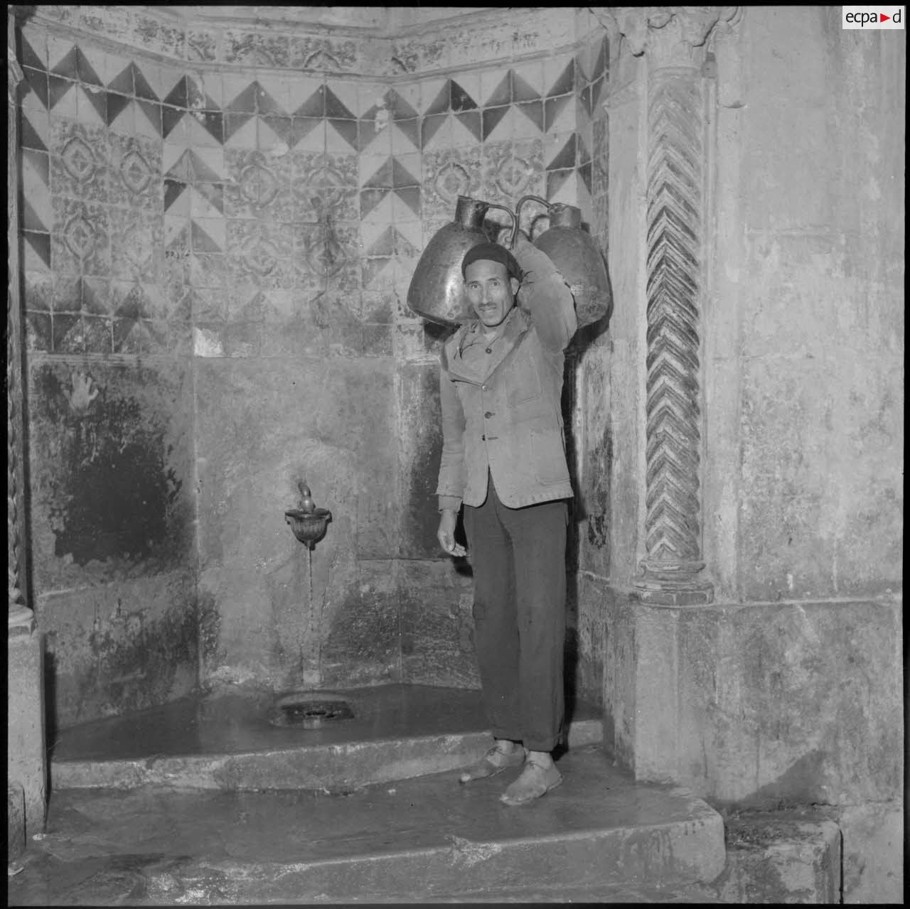 Scène de la vie quotidienne dans la casbah d'Alger.