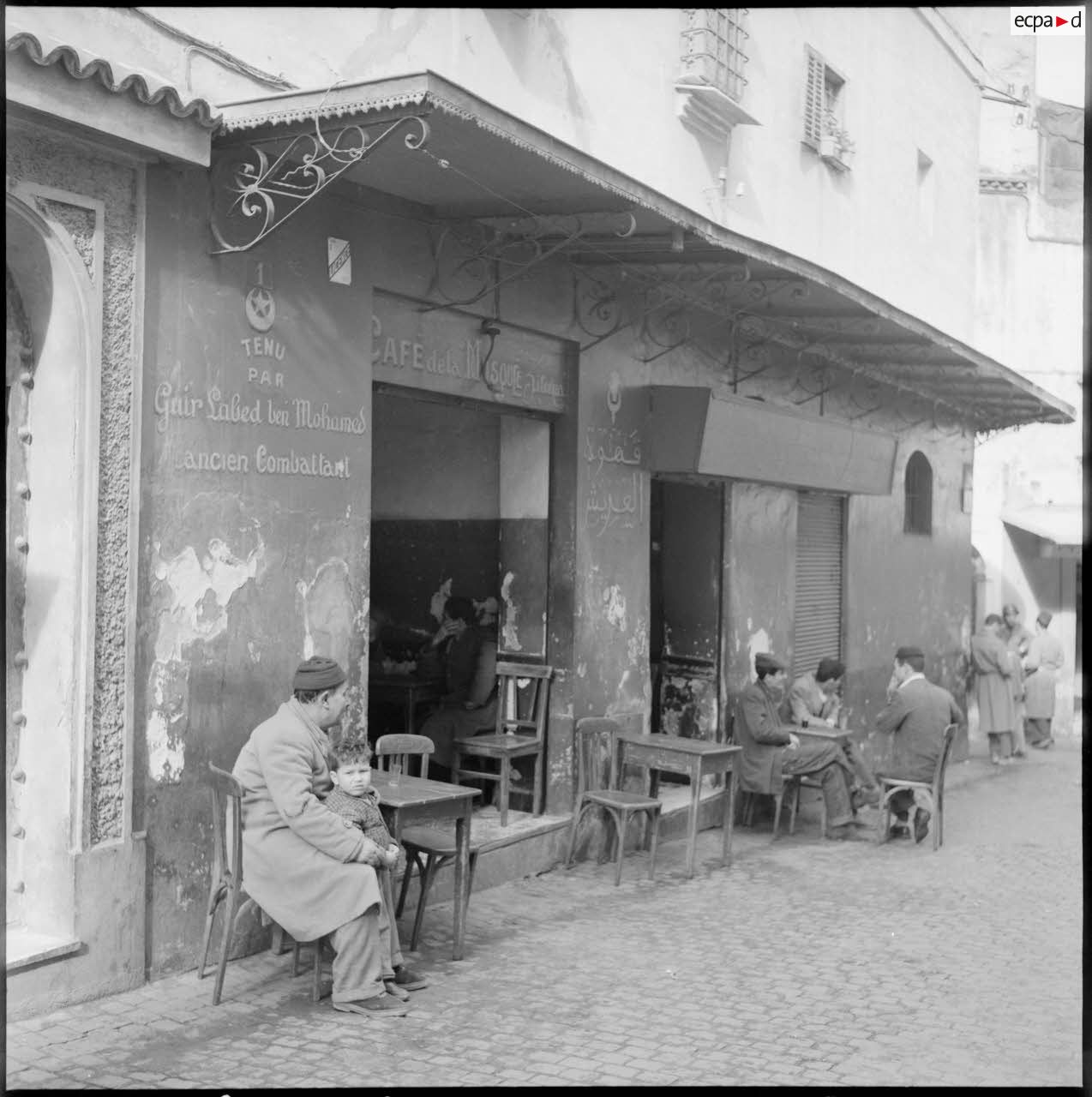 Scène de la vie quotidienne dans la casbah d'Alger.