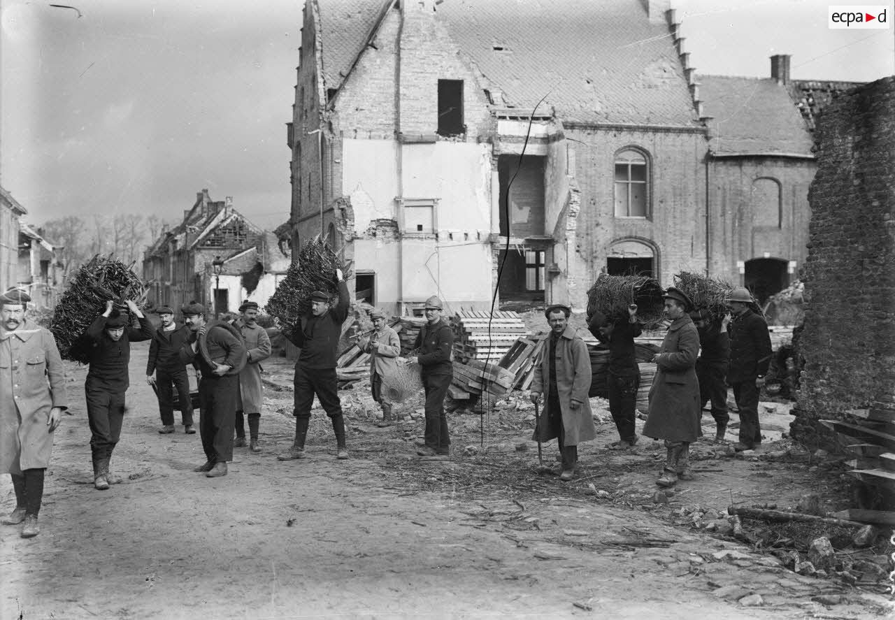 Nieuport (Belgique). Corvée de galions par les fusiliers marins. [légende d'origine]