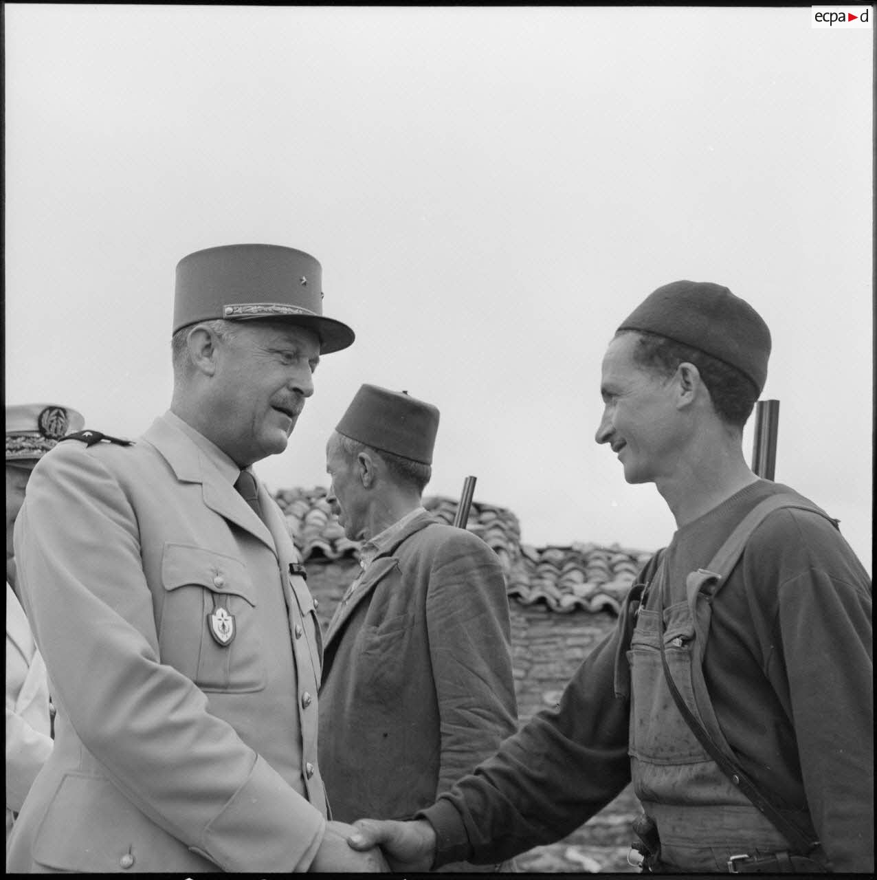 Le général Dufour saluant les membres de la harka, région de Guergour.