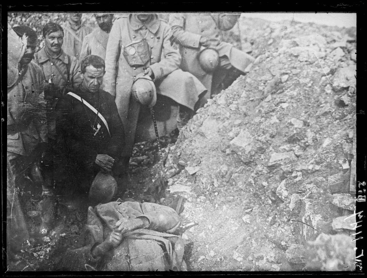 [Région du Mont sans nom (Marne). Cérémonie funéraire d'un soldat tombé au front.]