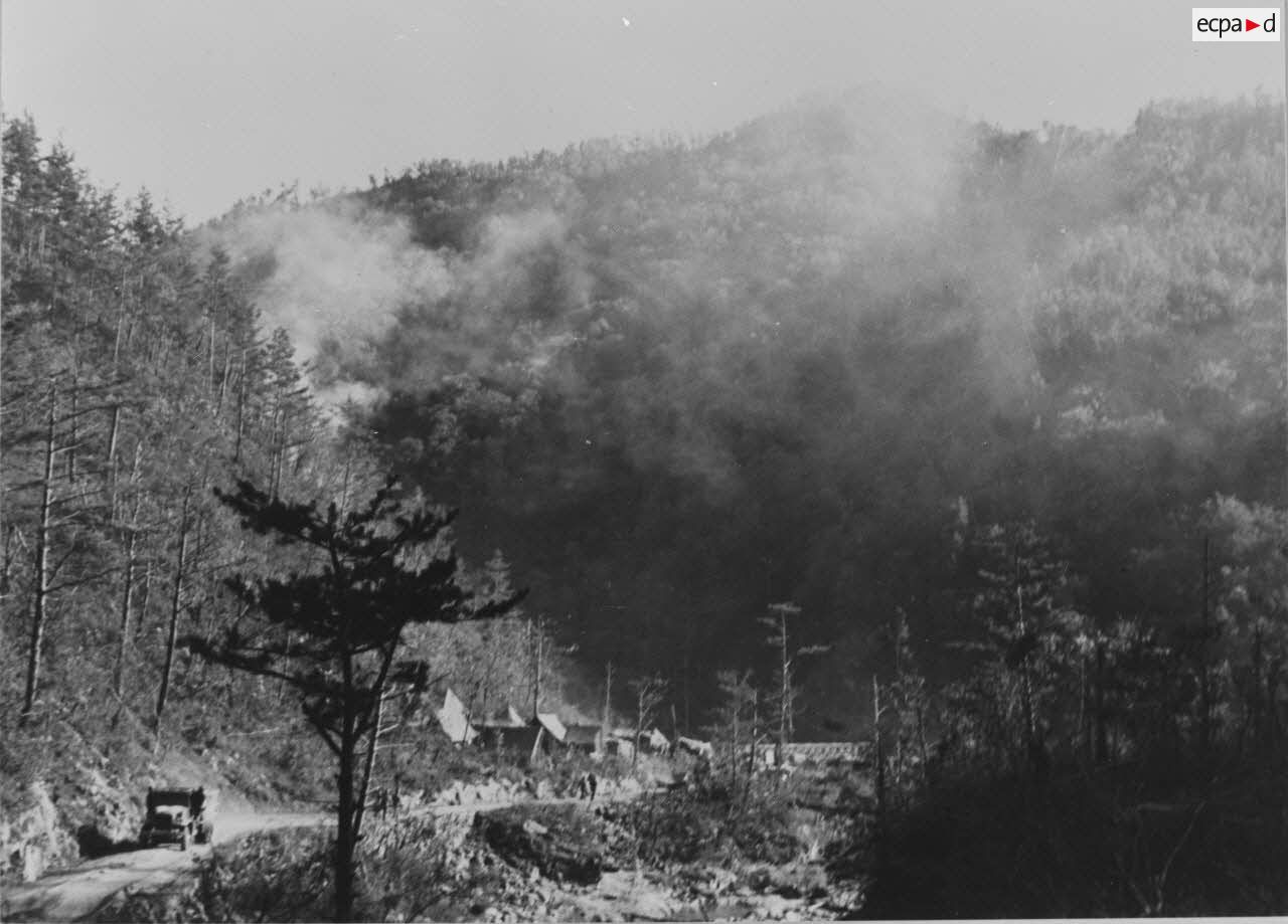 [Bataille de Crèvecoeur. Octobre 1951. Vallée de Sataeri. Matraquage au 152 mm du pont lancé par le génie de la 2e DI-US, non loin du P.C. du bataillon français.]