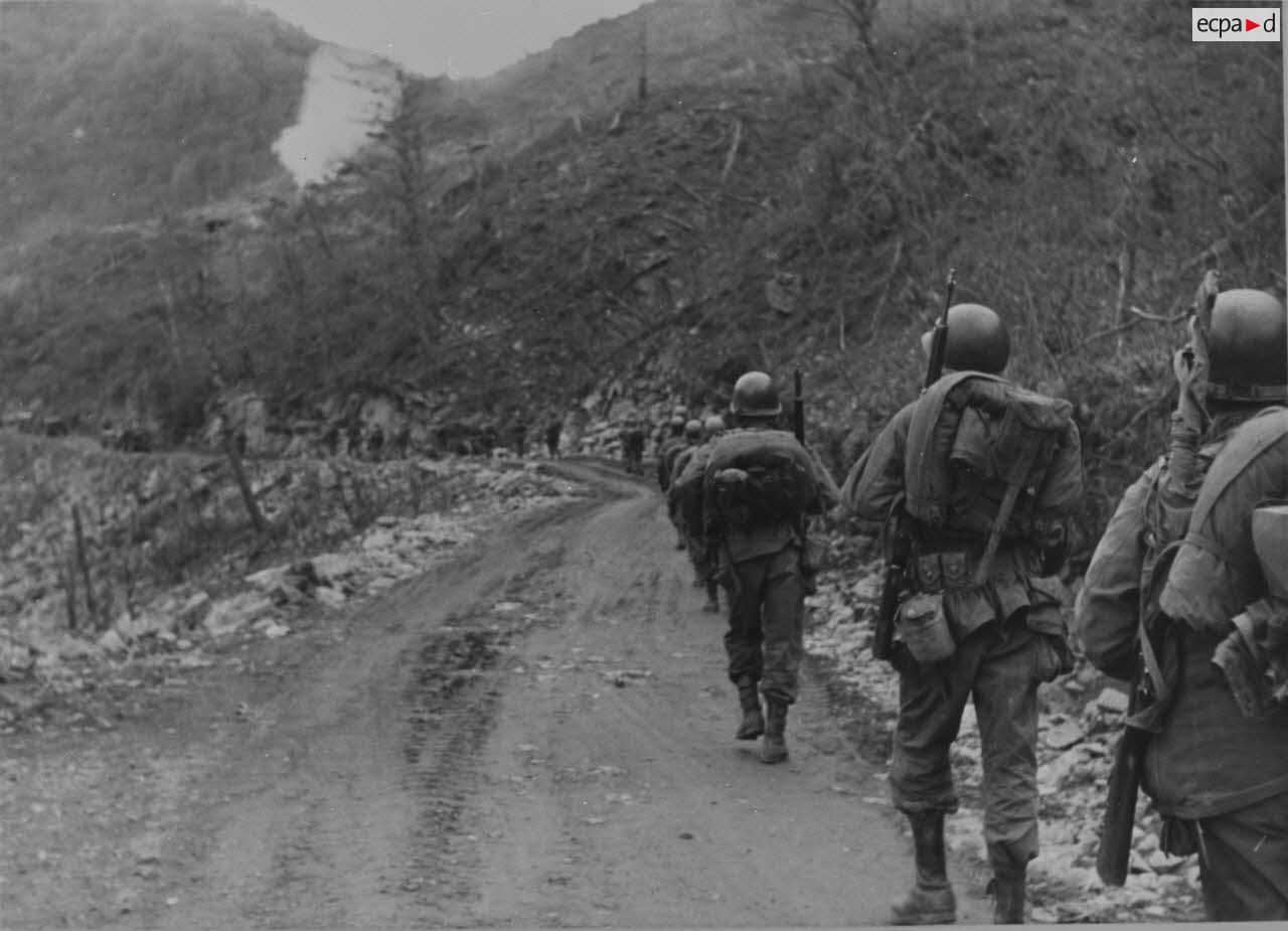 [Le bataillon français monte sur Crèvecoeur, vallée de Sataeri. Septembre 1951.]