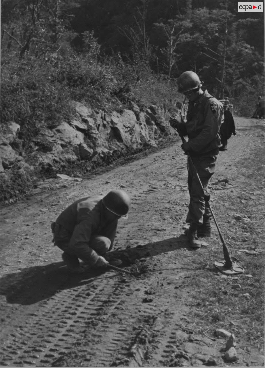 [Déminage de l'axe de la vallée de Sataeri, préparation de Crèvecoeur. Septembre 1951.]