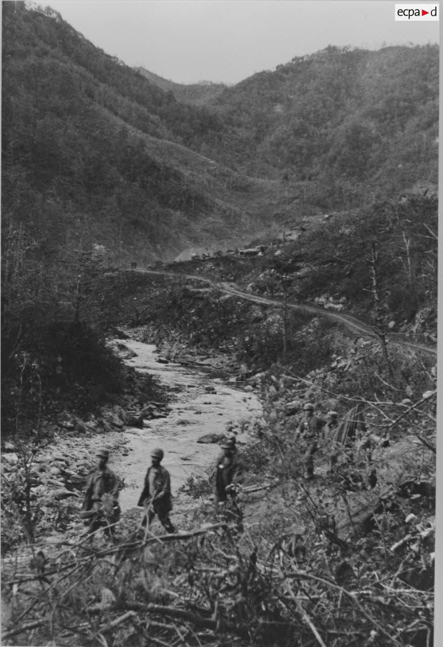 [Vallée de Sataeri au pied de Crèvecoeur. Arrivée des blessés légers et de prisonniers. Septembre 1951.]