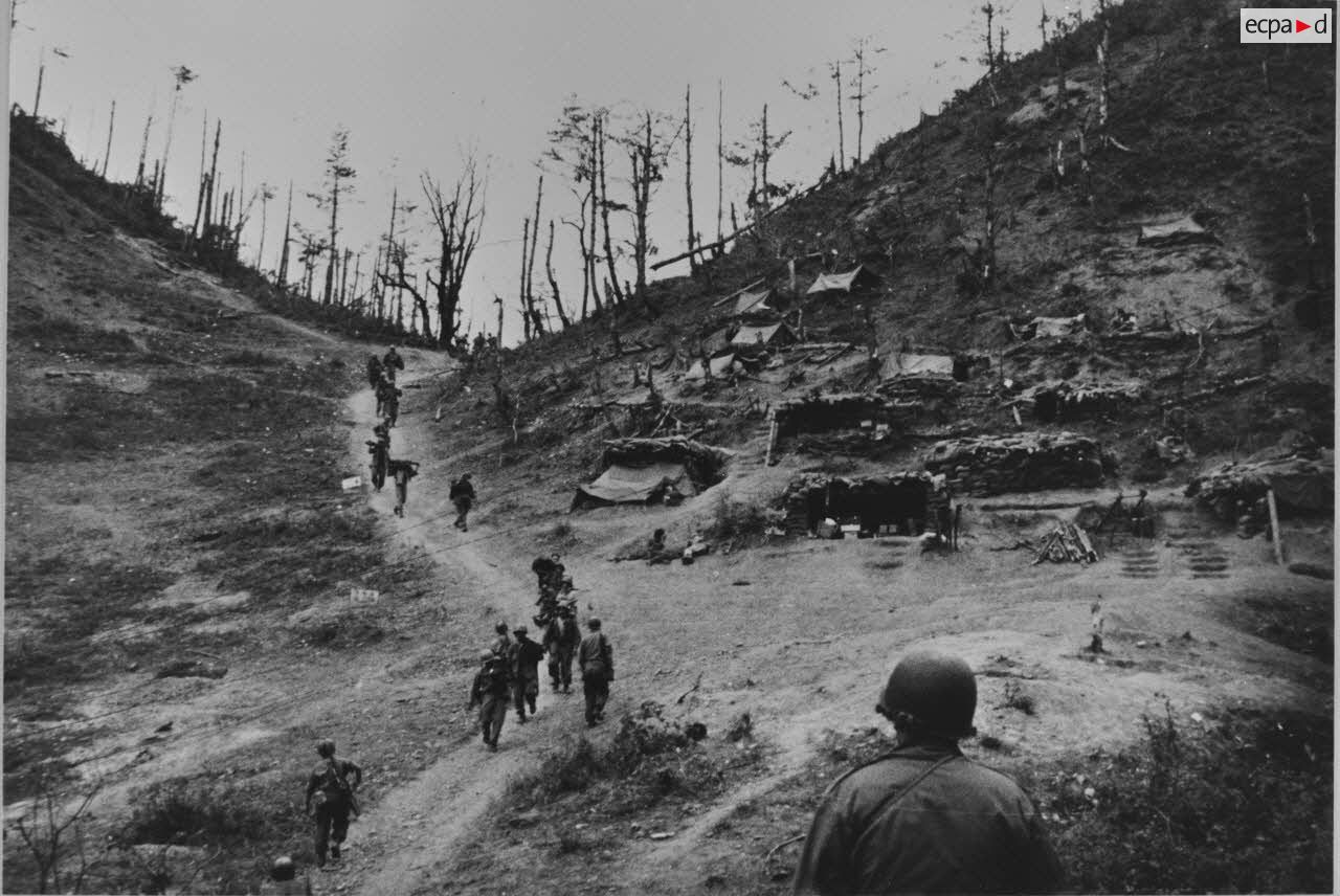 [Poste de secours au pied de Crèvecoeur. Octobre 1951.]