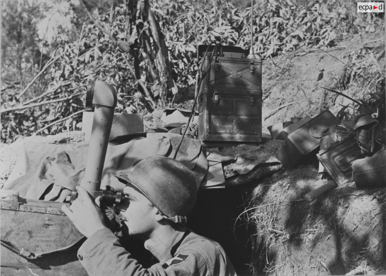 [Le sous-lieutenant Collard en observation lors de l'attaque de la cote 931. Crèvecoeur. Septembre 1951.]