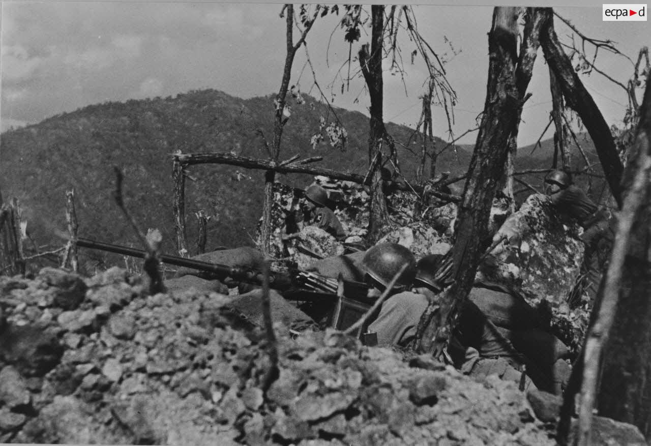 [Cote 851. Crèvecoeur. Mitrailleuse lourde de calibre .50 de la compagnie d'accompagnement du bataillon français de l'O.N.U. Octobre 1951.]