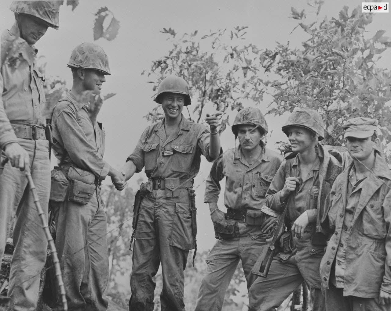 [Punch Bowl. Août 1951. Le bataillon français relève le 2e bataillon du 5e régiment de Marines. Le capitaine de Castries et le capitaine Ray N. Joens échangent une cordiale poignée de main.]