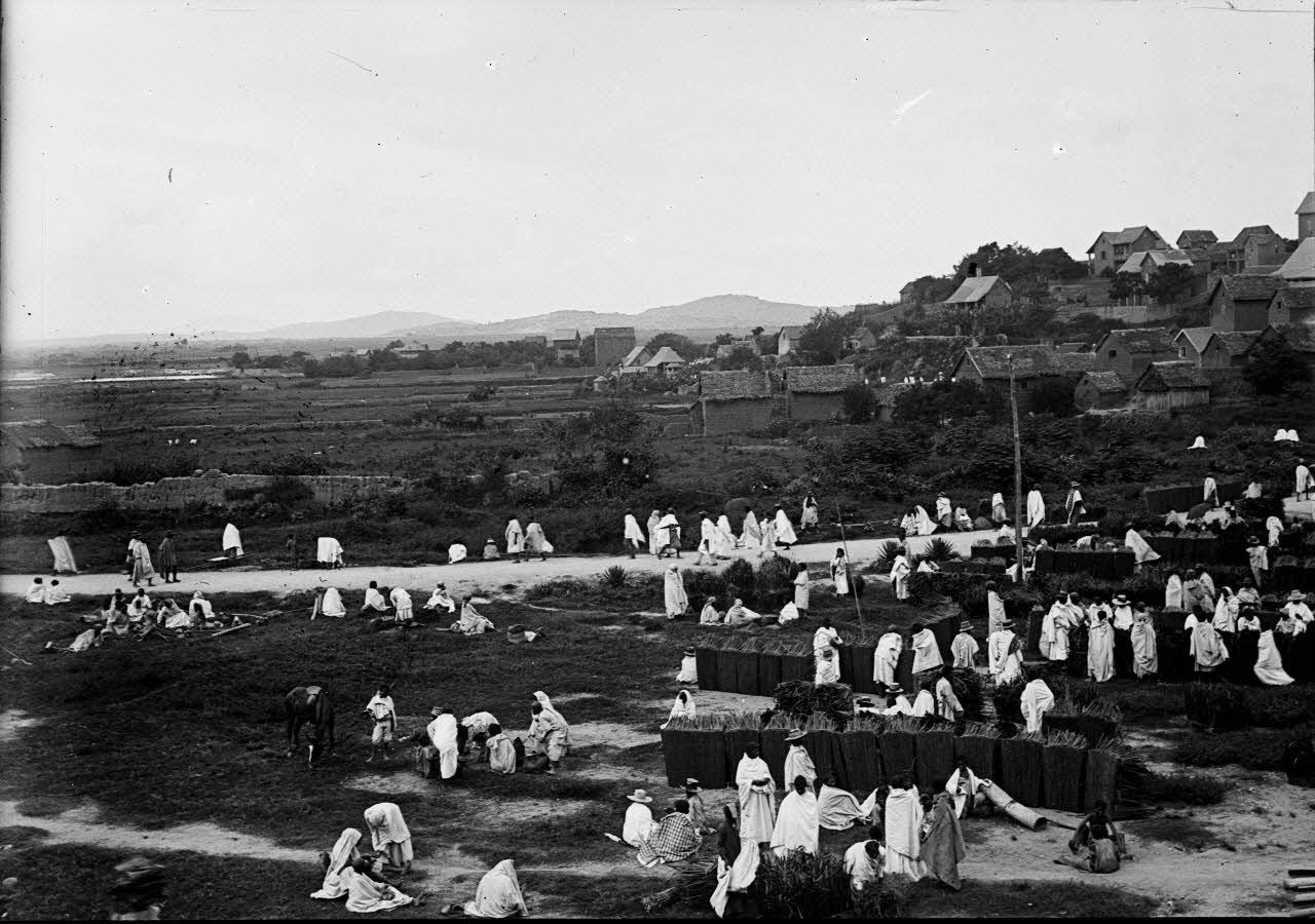 [Le marché à Tananarive.]