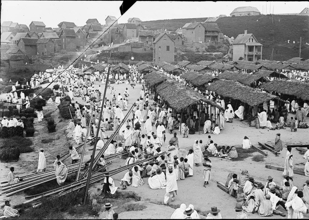 Marché à Tananarive. [légende d'origine]