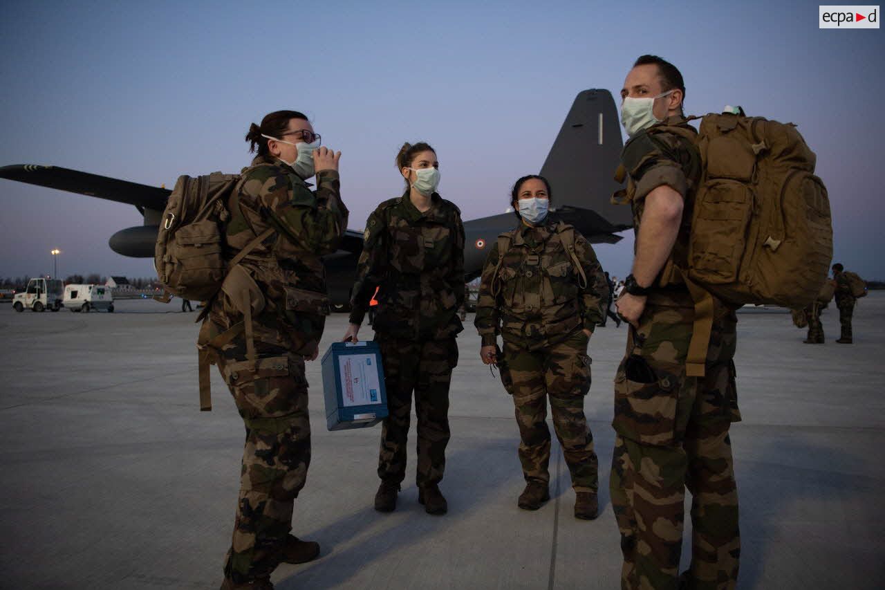 Des éléments du service de santé des armées (SSA) rapatrié en renfort, arrivent sur la piste de l'aéroport d'Orly.