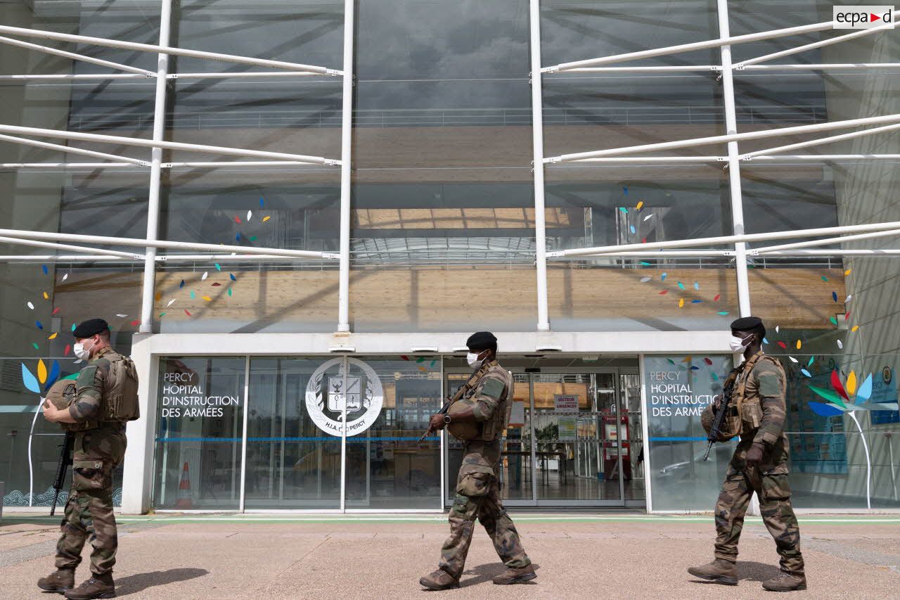 Des éléments du 2e régiment du service militaire volontaire (2e RSMV) patrouillent devant l'entrée de l'hôpital d'instruction des armées (HIA) Percy, à Clamart.