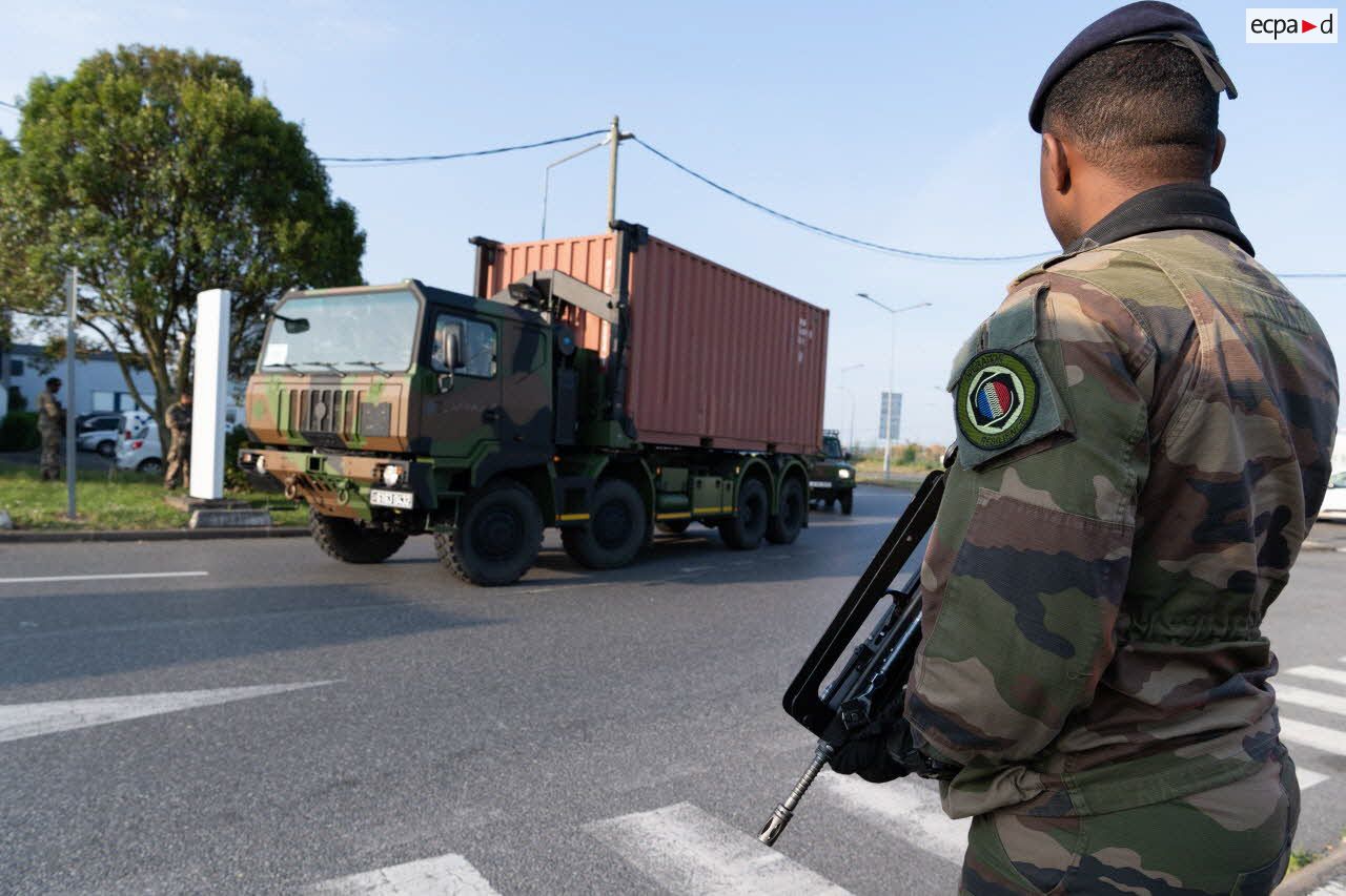 Un soldat sécurise l'acheminement de matériel médical à bord d'un camion porteur polyvalent logistique (PPLOG) à l'aéroport Roissy-Charles de Gaulle.