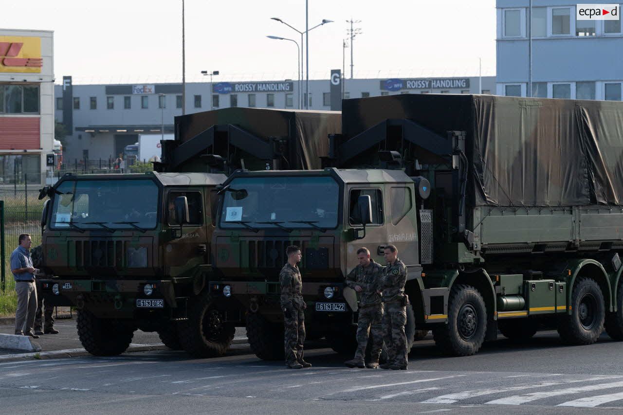 Chargement de matériel médical à bord de camions porteurs polyvalents logistiques (PPLOG) à l'aéroport Roissy-Charles de Gaulle.