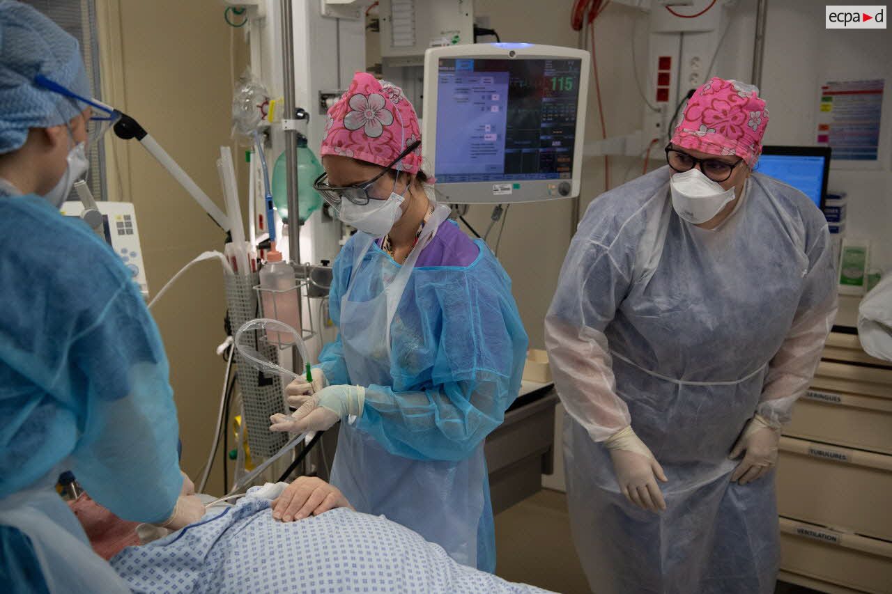 Le personnel du service de réanimation s'occupe d'un patient au sein de la zone Covid-19 de l'HIA Bégin.