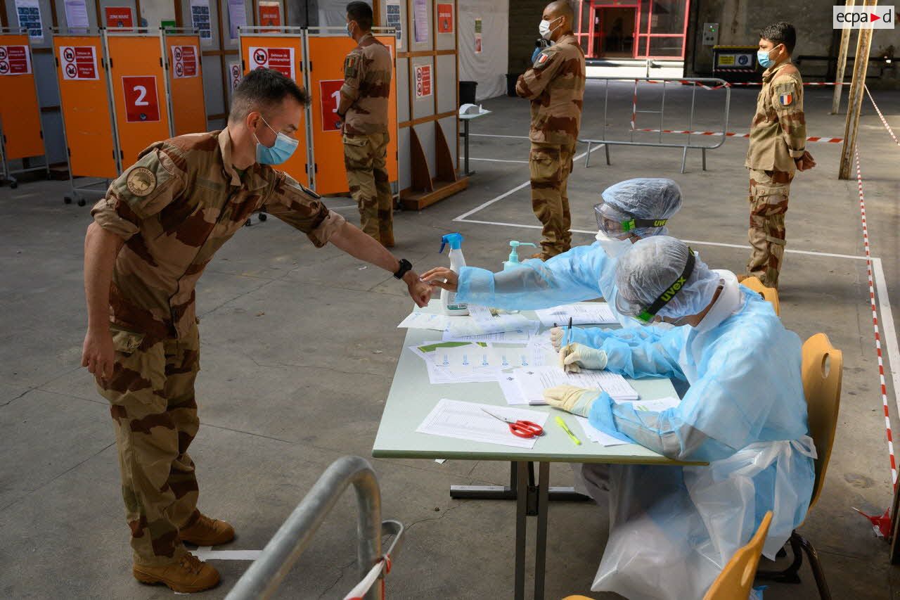 Un soldat de retour d'opération extérieure se présente pour un test de dépistage de la Covid-19 au fort de l'Est.