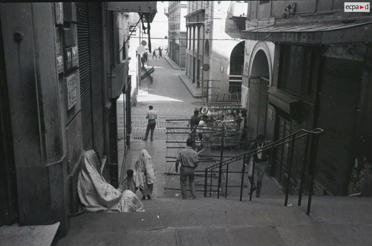 [Surveillance dans les rues d'Alger, 1954-1962.]