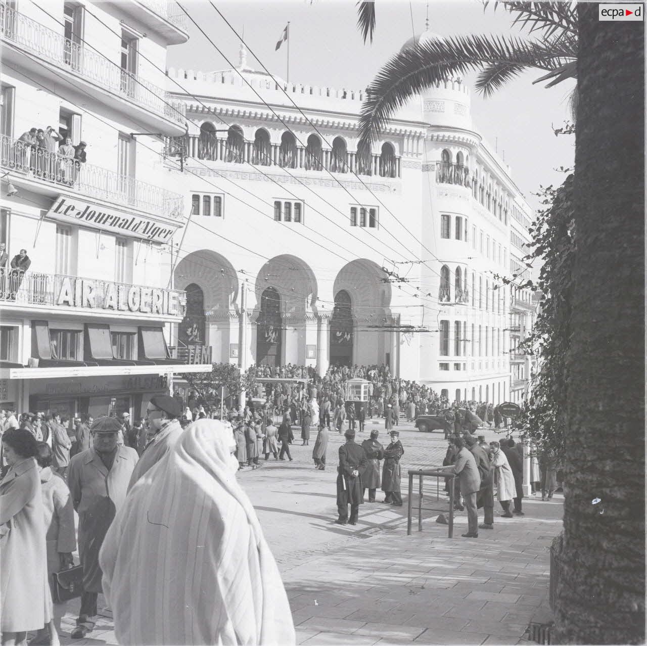 [La grande poste d'Alger, 1954-1962.]