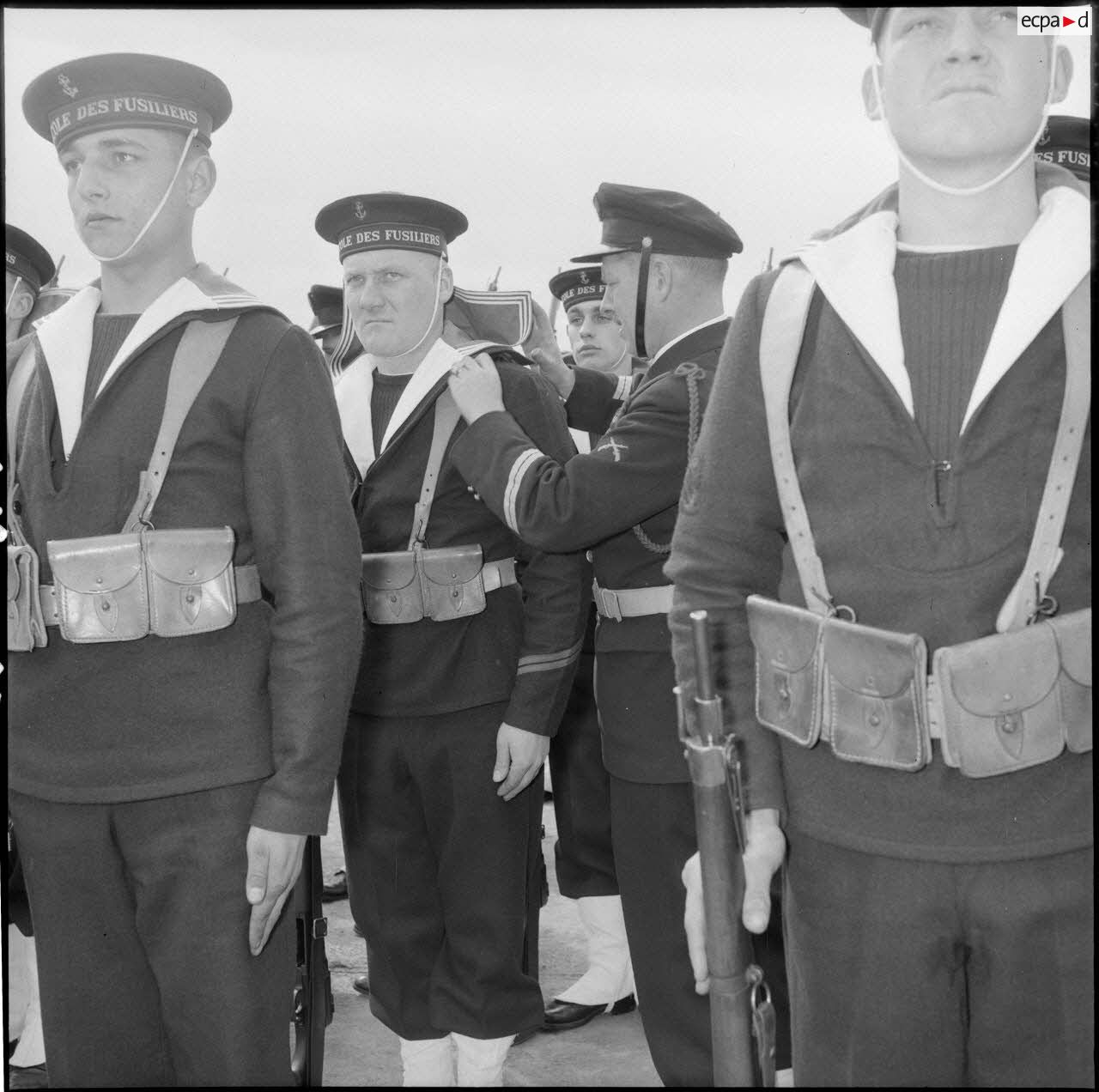 Décoration d'un fusilier-marin par un enseigne de vaisseau de 1re classe lors d'une prise d'armes au centre Sirocco.