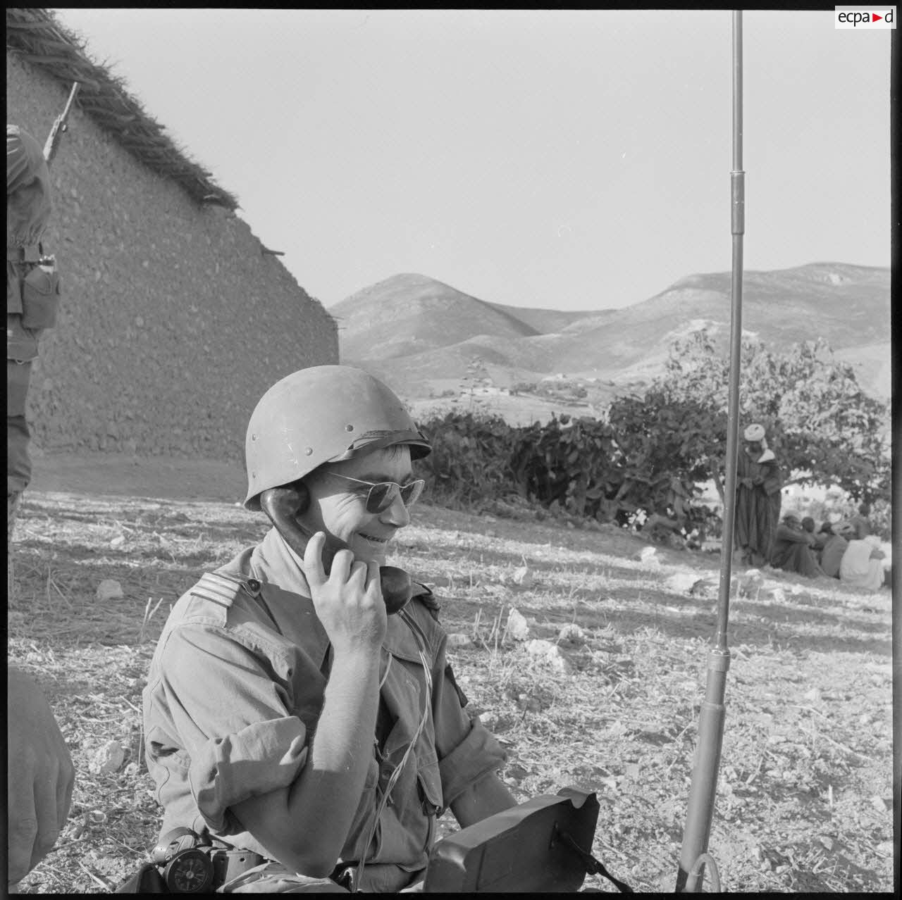 Un fusilier-marin du 2e bataillon de la 1re demi-brigade de fusiliers-marins (DBFM) en communication.