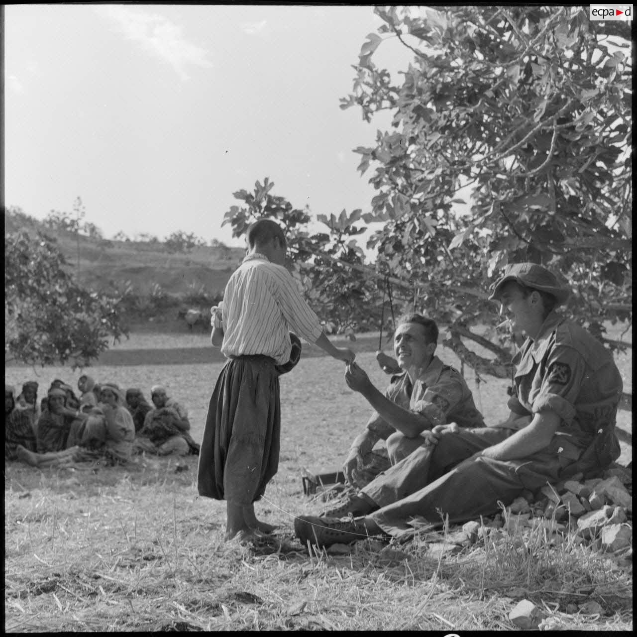 Un soldat du 1er bataillon de la 1re demi-brigade de fusiliers-marins (DBFM) offrant des bonbons.