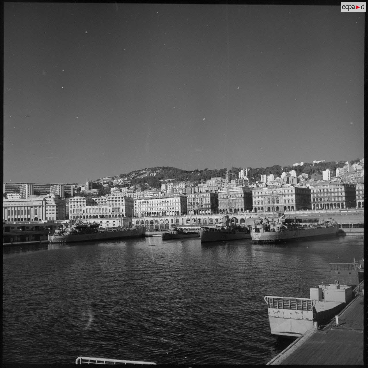 Deux LST et un escorteur dans le port d'Alger.