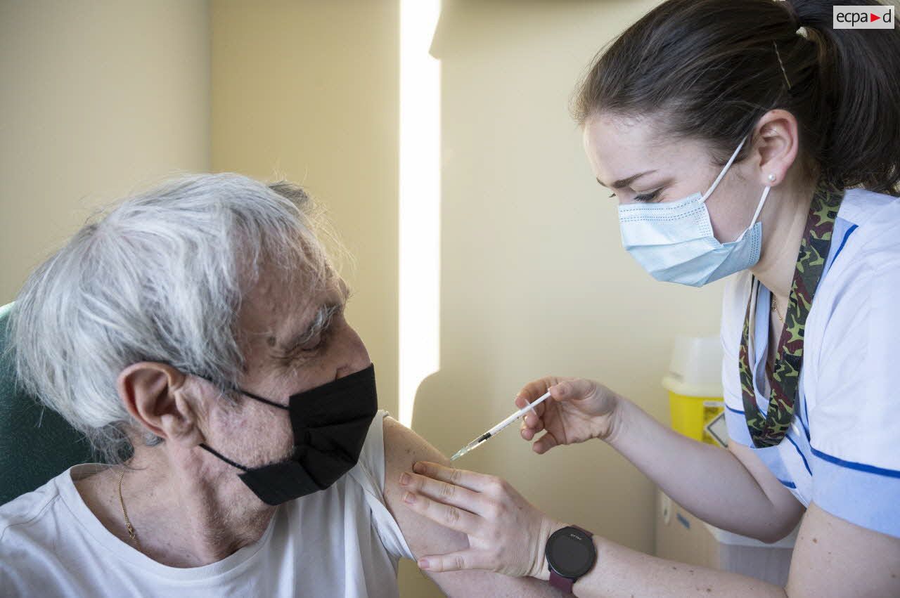 Une infirmière vaccine un patient au point de vaccination de l'hôpital d'instruction des armées (HIA) Bégin à Saint-Mandé.