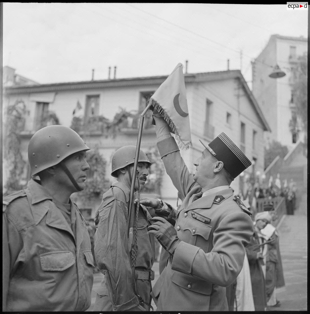 Remise d'un fanion à une harka par le colonel Duque.