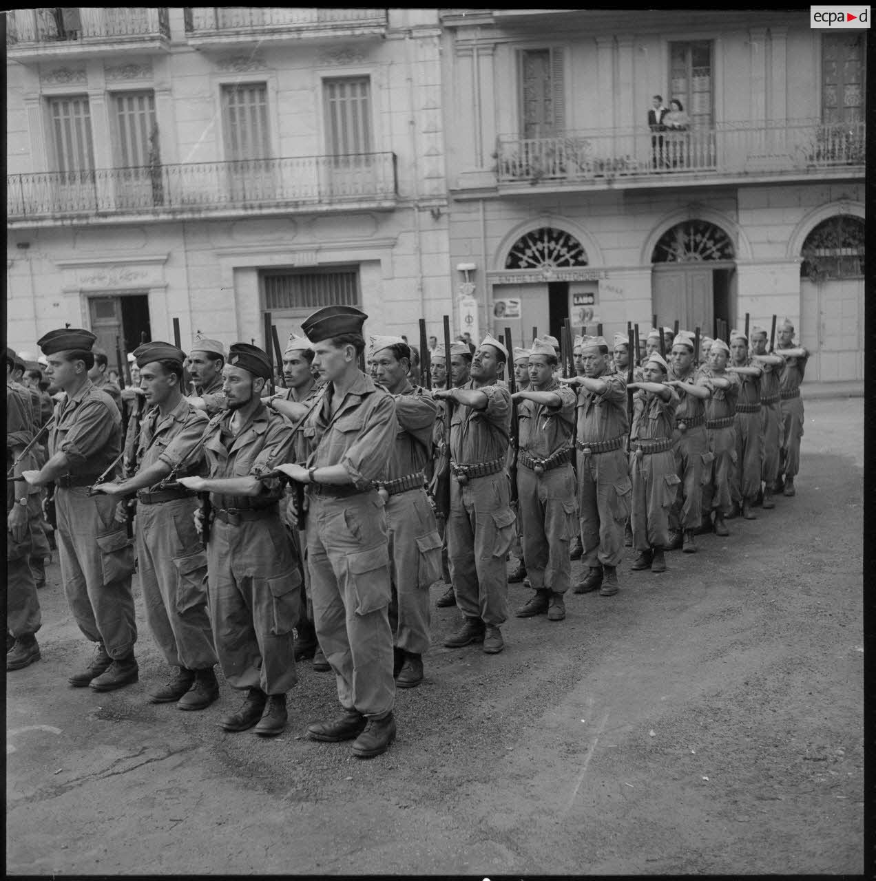 Une harka au garde-à-vous au cours du défilé du 11 novembre à Bougie.