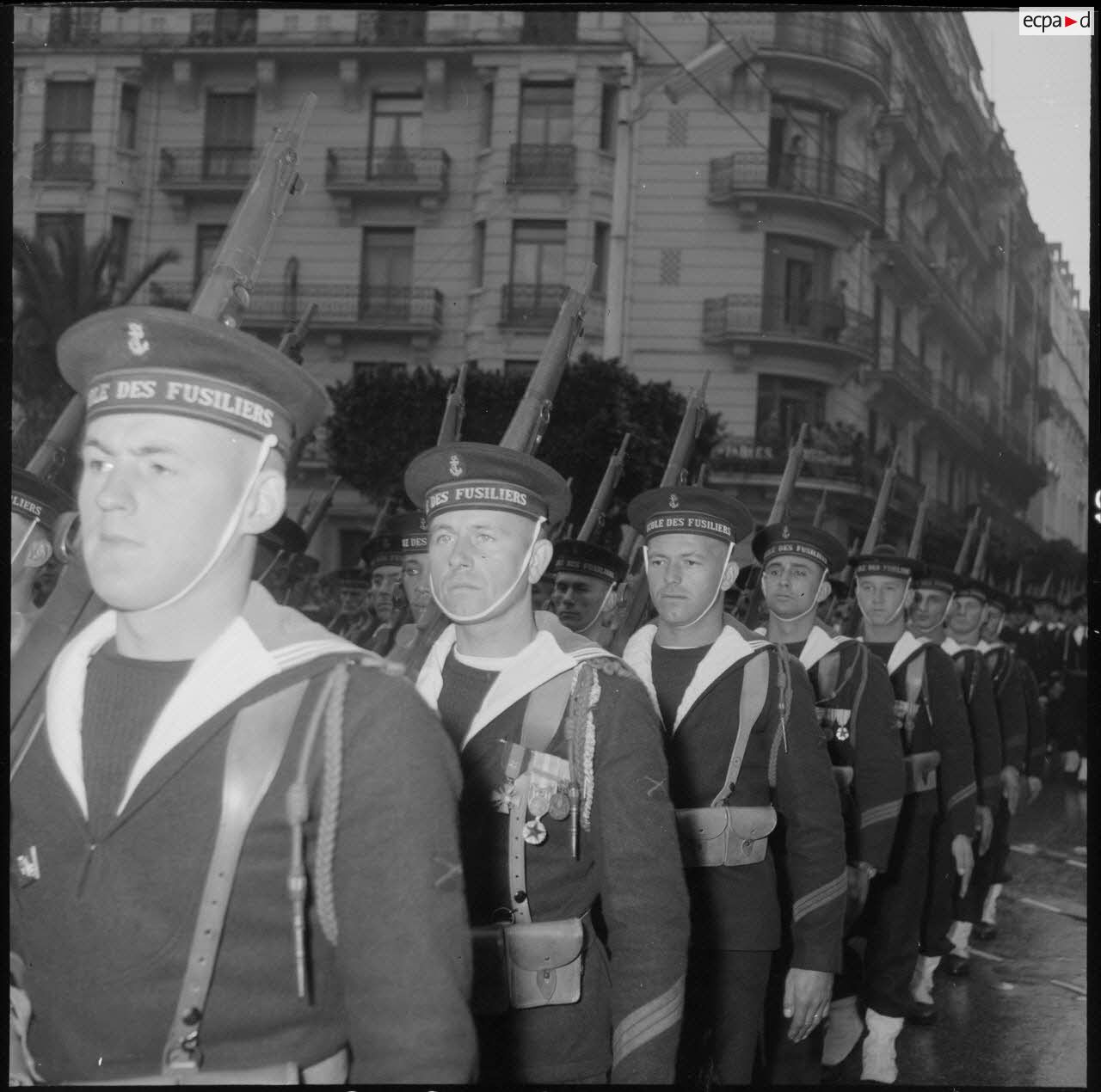 Défilé des marins de l'école des fusiliers, le jour de la passation de commandement entre le général Lorillot et le général Salan.