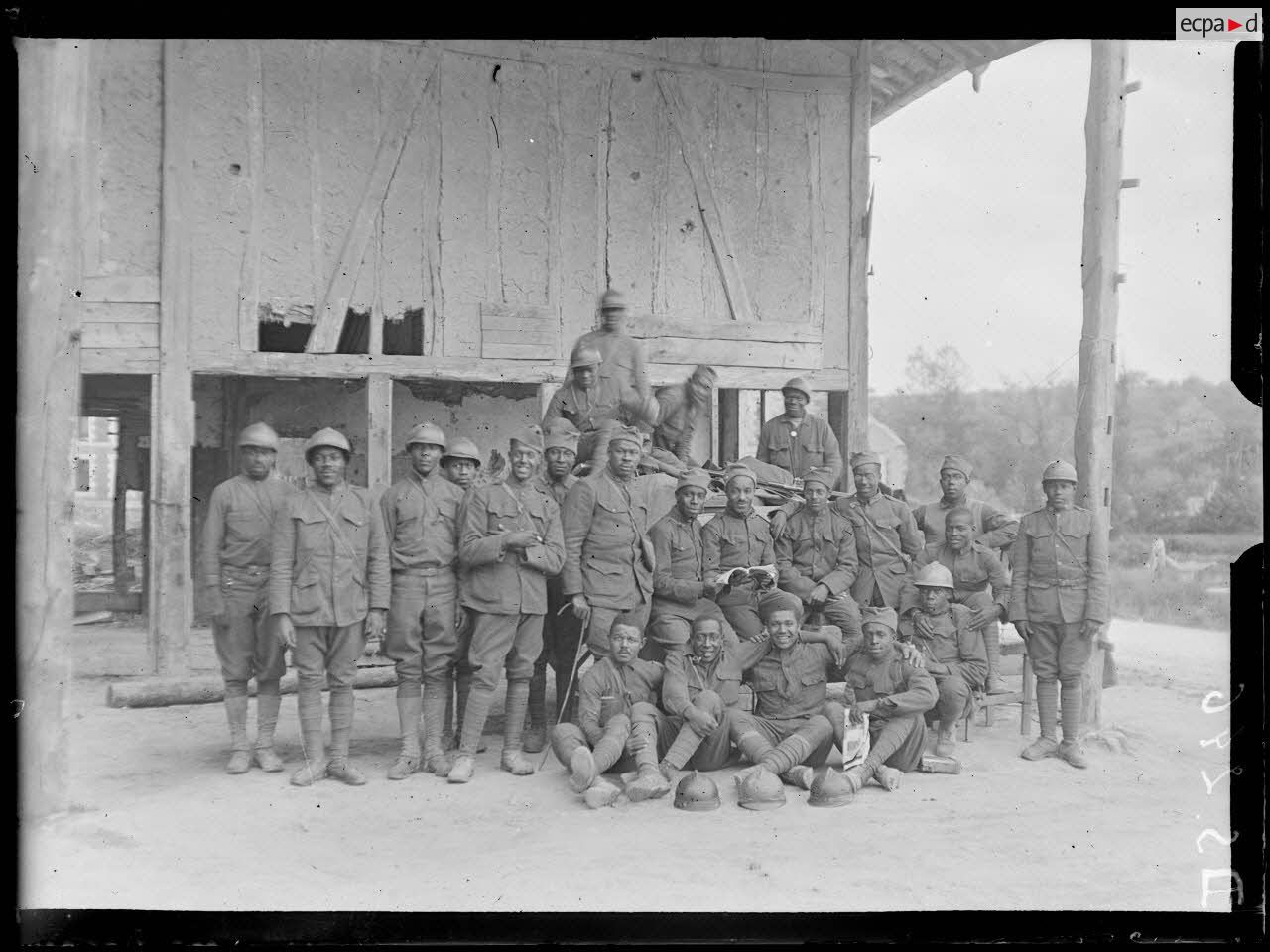 Vienne-la-Ville (Marne). Cantonnement de soldats noirs américains. [légende d'origine]