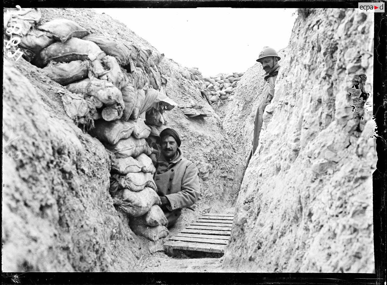 Région de la Main de Massiges, Marne, tranchée de première ligne (ancien boyau allemand Eitel). [légende d'origine]