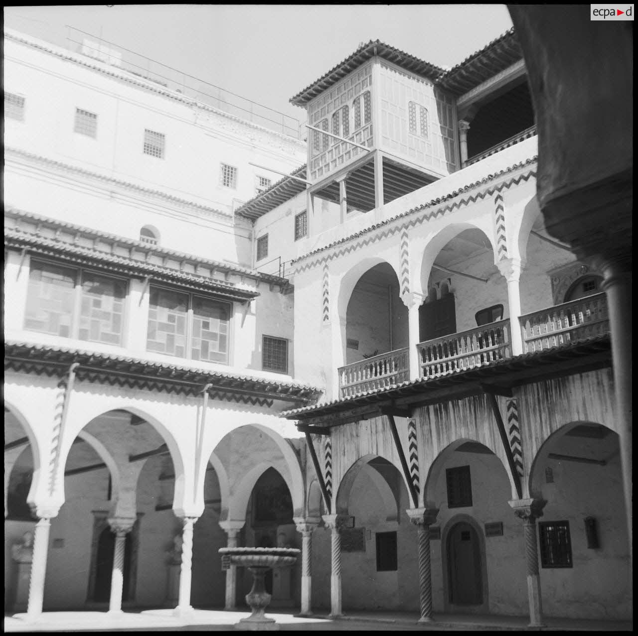 Vue de la cour intérieure d'un palais d'inspiration mauresque.