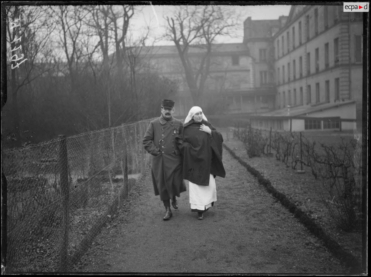 Paris. Annexe de l’hôpital des Quinze-Vingt rue de Reuilly. Infirmière et soldat aveugle. [légende d'origine]